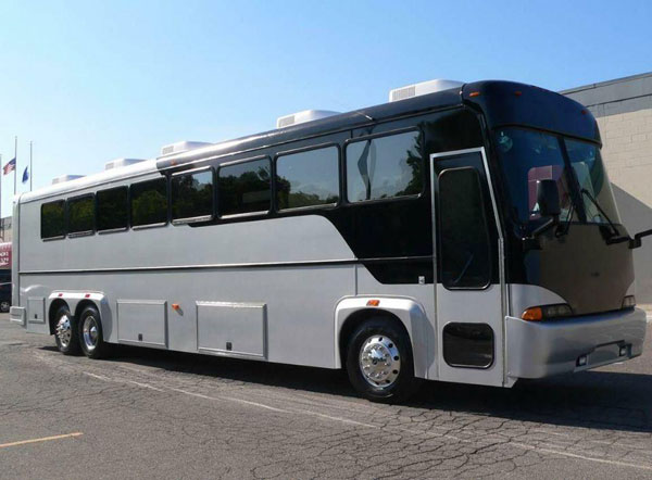 大巴租賃業務少，如何解決車找人的難題？